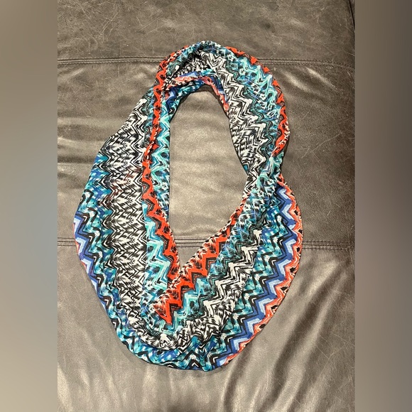 Multicolor Zigzag Patterned Scarf - Picture 1 of 2